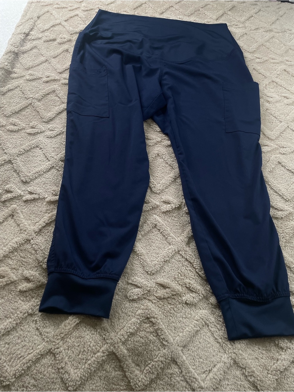 Med Couture Maternity Jogger in Navy
Sz Large \ P - Medical Staff